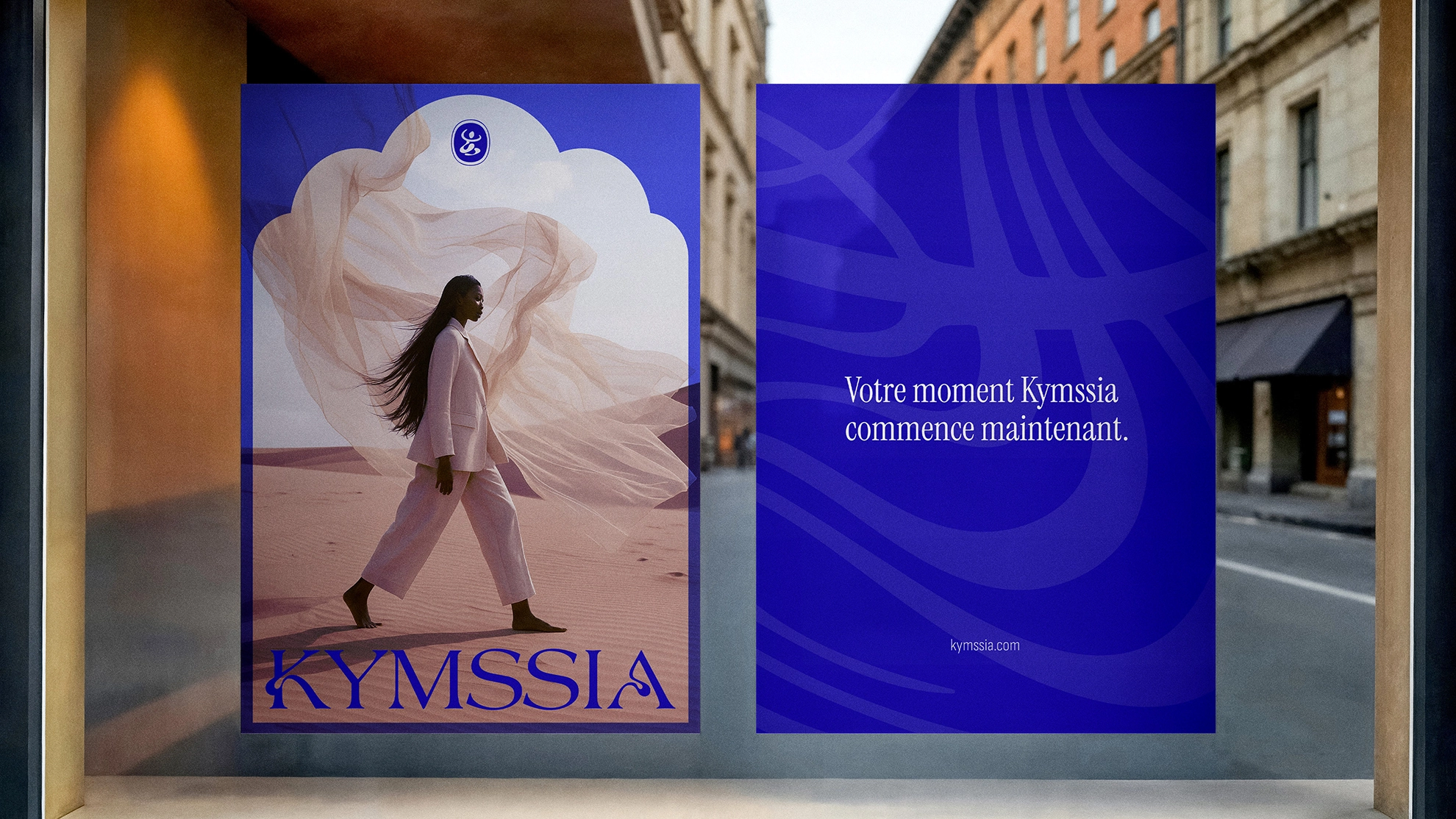 Affiches KYMSSIA en vitrine – branding cosmétique - Sable Noir