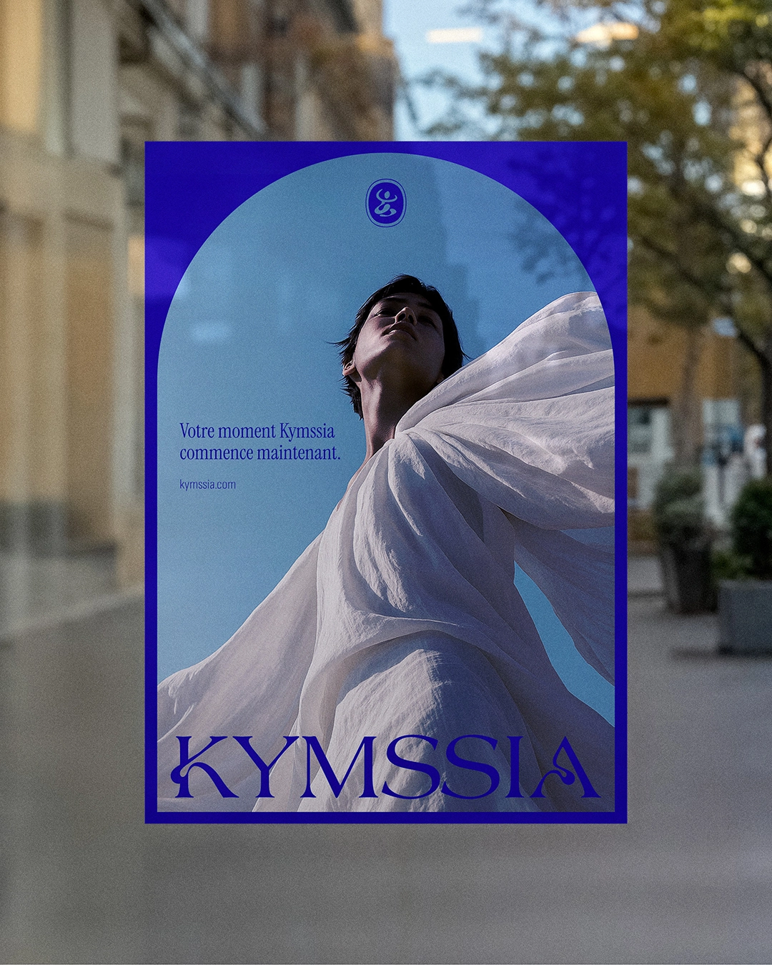 Affiche KYMSSIA en vitrine – branding cosmétique - Sable Noir