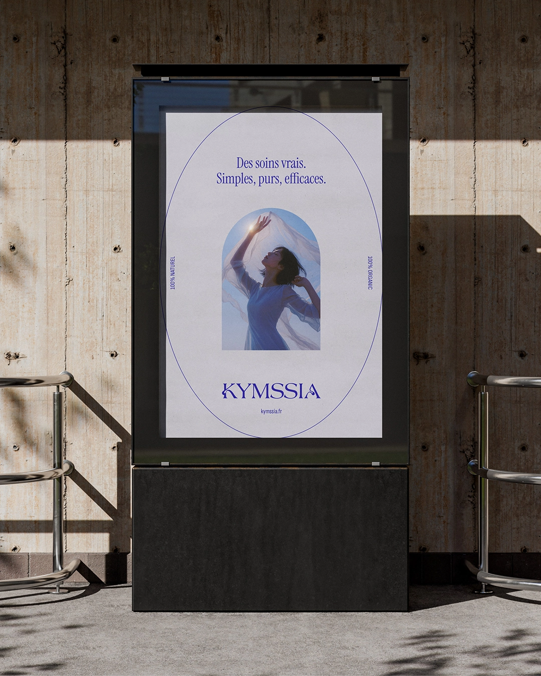 Affiche KYMSSIA en ville – branding cosmétique - Sable Noir