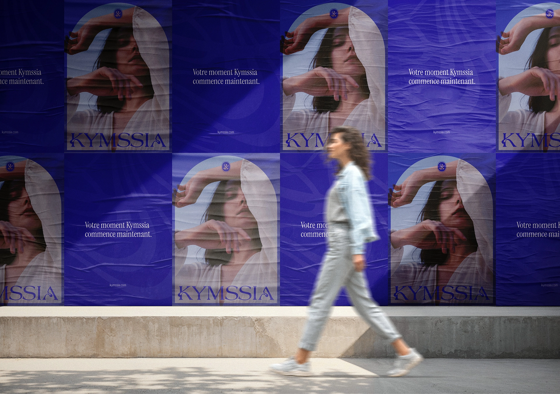 Affiches KYMSSIA en ville – branding cosmétique - Sable Noir