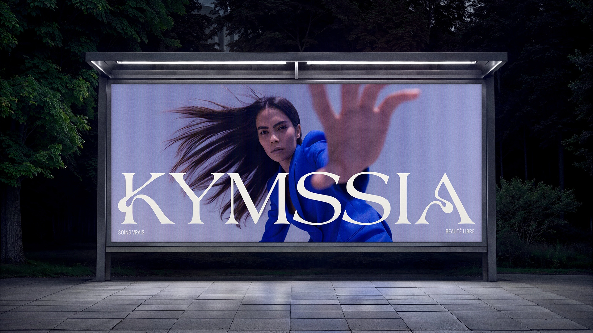 Billboard KYMSSIA en ville – branding cosmétique - Sable Noir