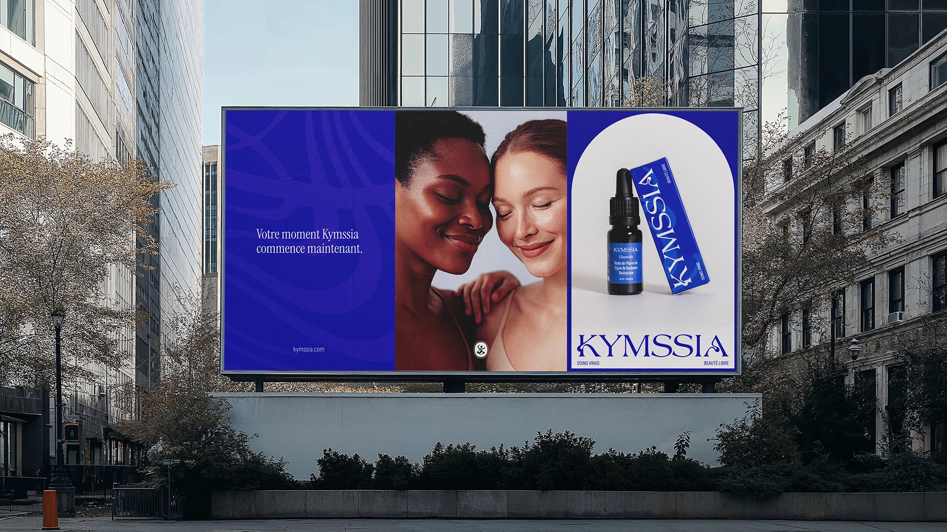 Affiche KYMSSIA en ville – branding cosmétique - Sable Noir