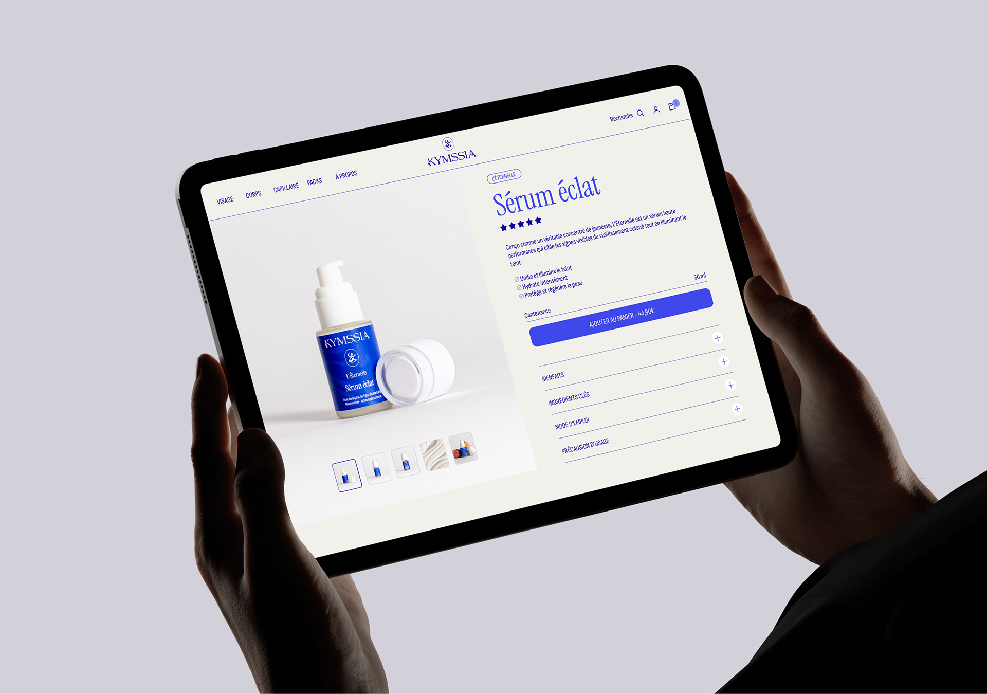 Fiche produit Sérum éclat KYMSSIA sur tablette – branding cosmétique - Sable Noir