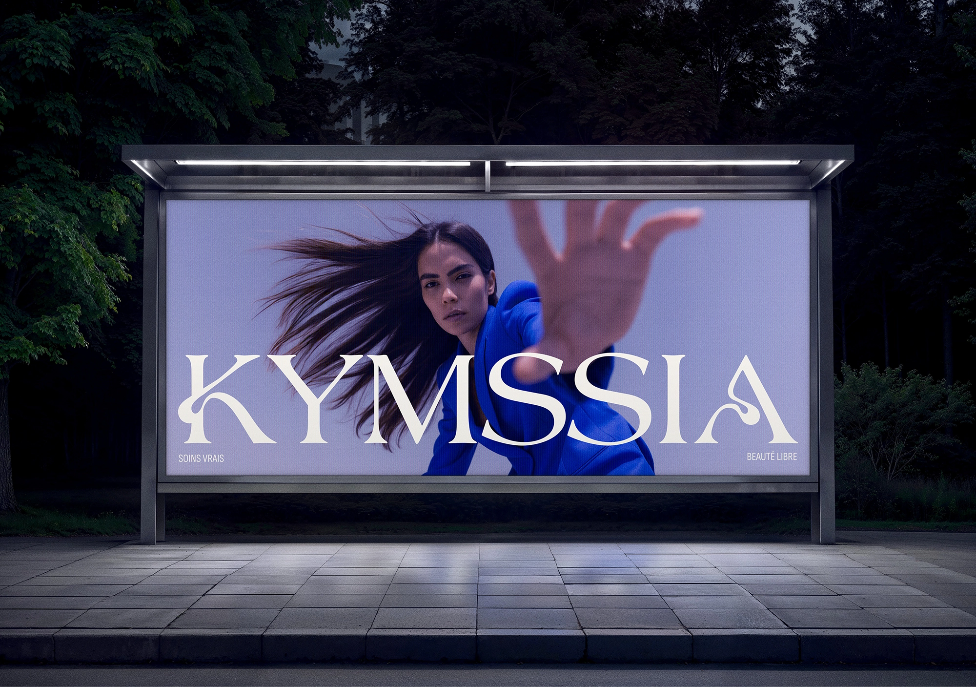 Billboard KYMSSIA en ville – branding cosmétique - Sable Noir